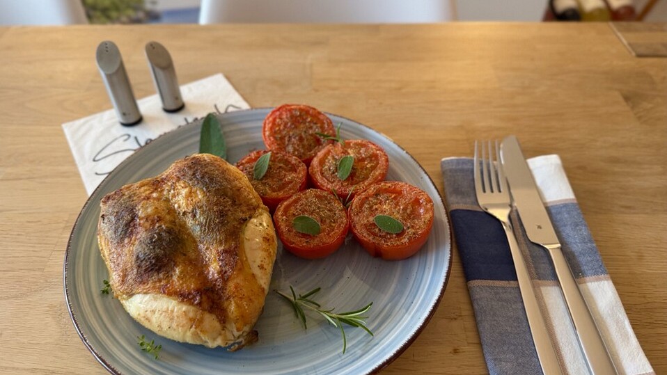 Hähnchenbrust mit Kräuterfüllung und gebackenen Tomaten von SessM Hähnchenbrust mit Kräuterfüllung und gebackenen Tomaten von SessM