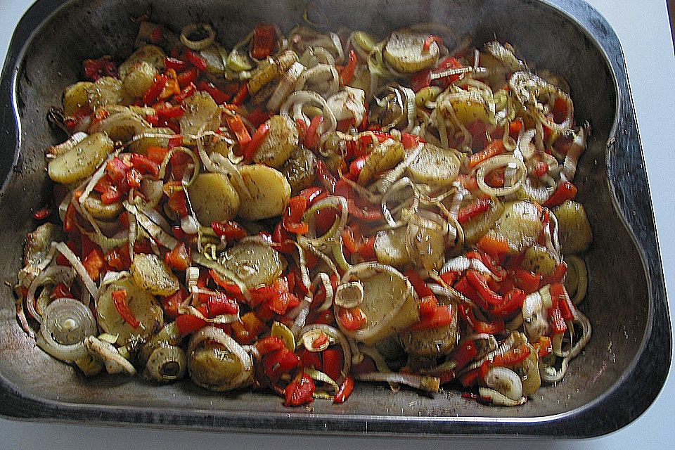 Kartoffel - Gemüse - Pfanne aus dem Backofen