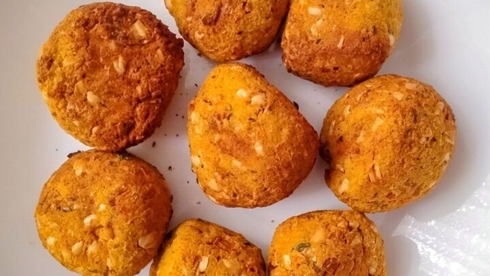 Kichererbsen-Bällchen mit Sonnenblumenkernen aus der Heißluftfritteuse ... Kichererbsen-Bällchen mit Sonnenblumenkernen aus der Heißluftfritteuse ...