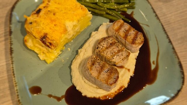 Zarte Schweinefilet-Medaillons auf Blumenkohlpüree mit gratinierten ...