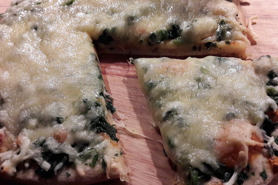 Spinat - Frischkäse - Pizza mit Mandeln