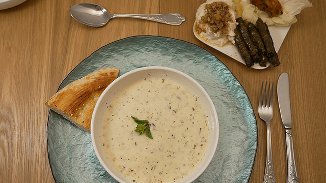 Linsenfrikadellen, Zucchini-Walnuss-Dip, Gefüllte Weinblätter, Weißbrot ...