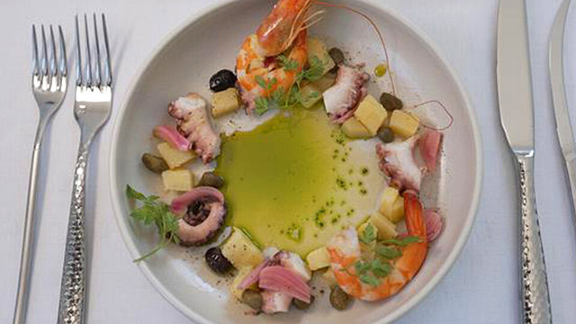 Lauwarmer Oktopus-Salat mit Kartoffeln, Kapern, eingelegten Zwiebeln ... Lauwarmer Oktopus-Salat mit Kartoffeln, Kapern, eingelegten Zwiebeln ...