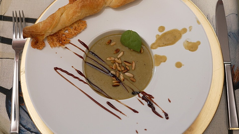 Zitronen-Minze-Erbsen-Cremesuppe mit gerösteten Pinienkernen von DasperfekteDinner