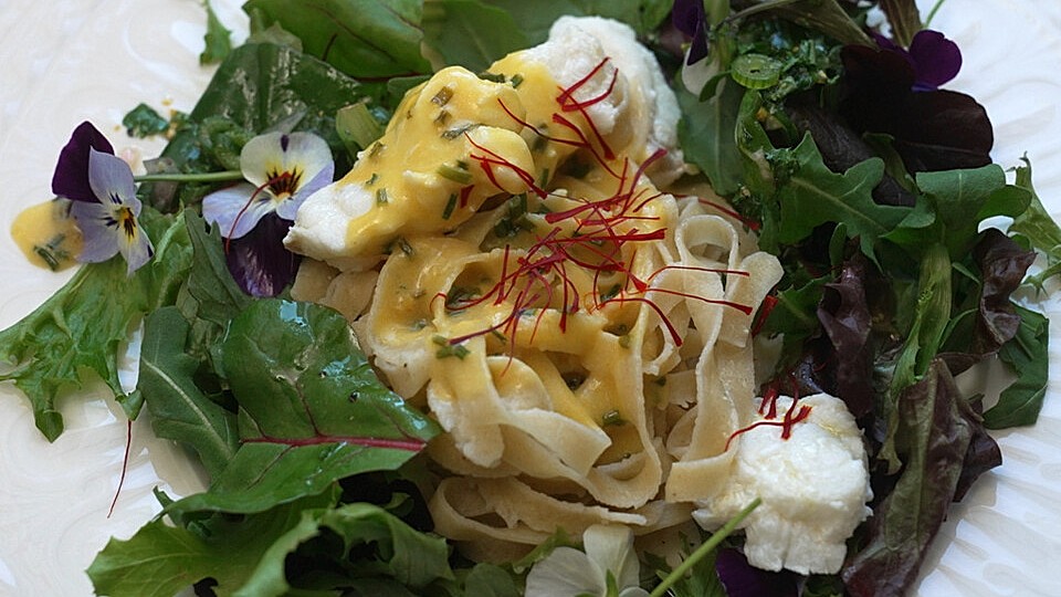 Ein Hauch Mittelmeer – edler Fisch, feine Pasta und florale Frische - Lotte | Weißwein | Safran | Wildkräuter von DasperfekteDinner