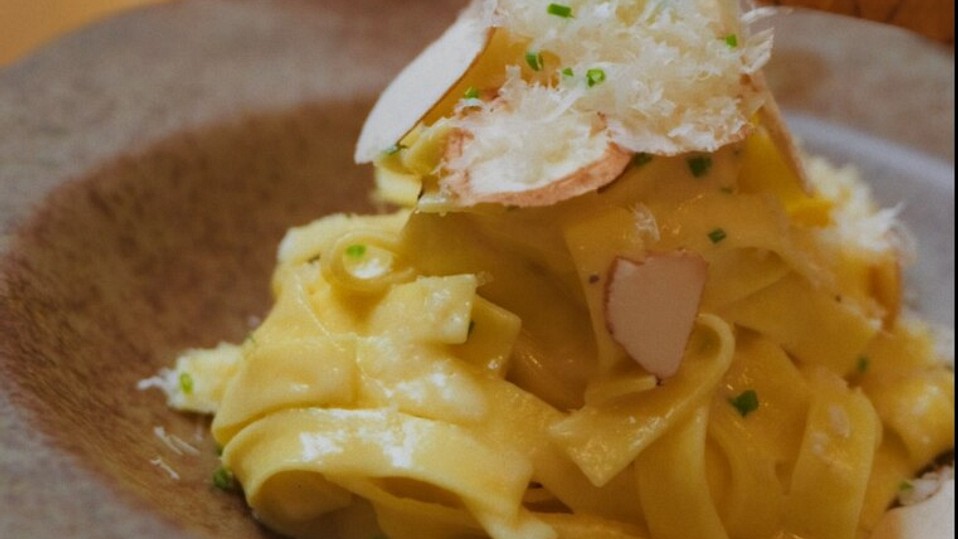 Festliche-Pasta-mit-cremiger-Grana-Padano-DOP-Sauce-Tr-ffel-Pilze-und-Macadamia