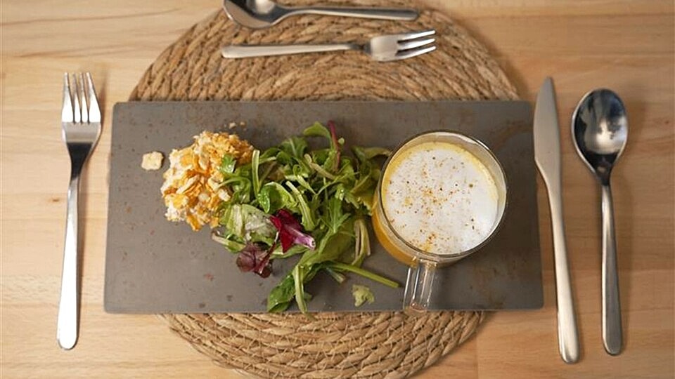 "Garten trifft Weiher" - Karotten-Cappuccino | Forellenpraline | Grünzeug von DasperfekteDinner