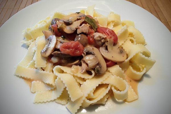 Puten - Tomaten - Ragout mit Nudeln von hobbykoechin | Chefkoch