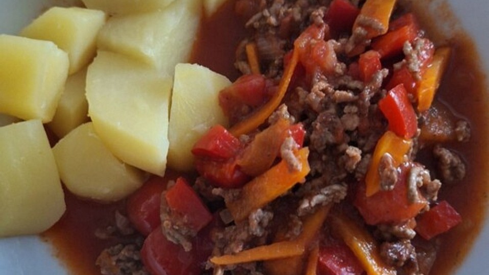 Herzhafte Hackpfanne mit Paprika, Möhren und Kartoffeln von gosandra_de