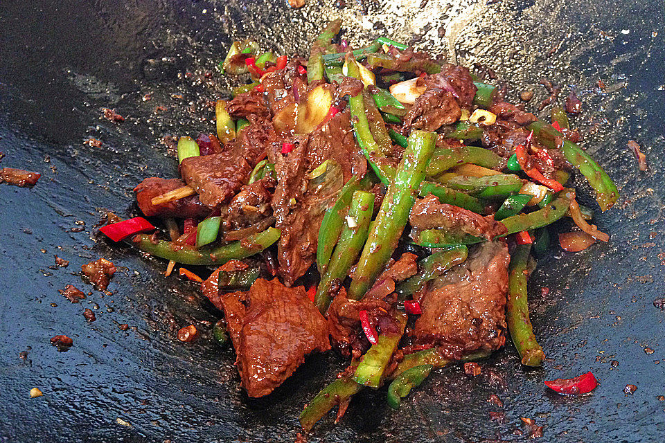 Rindfleischstreifen mit Paprika im Wok