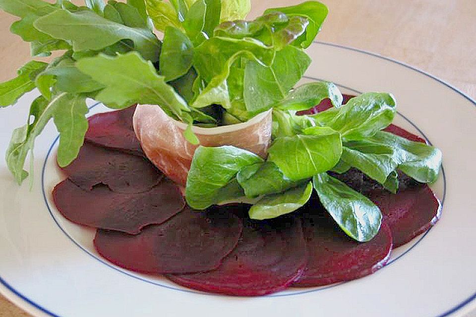 Rote Bete - Carpaccio mit Salatblüte im Schinkenkleid