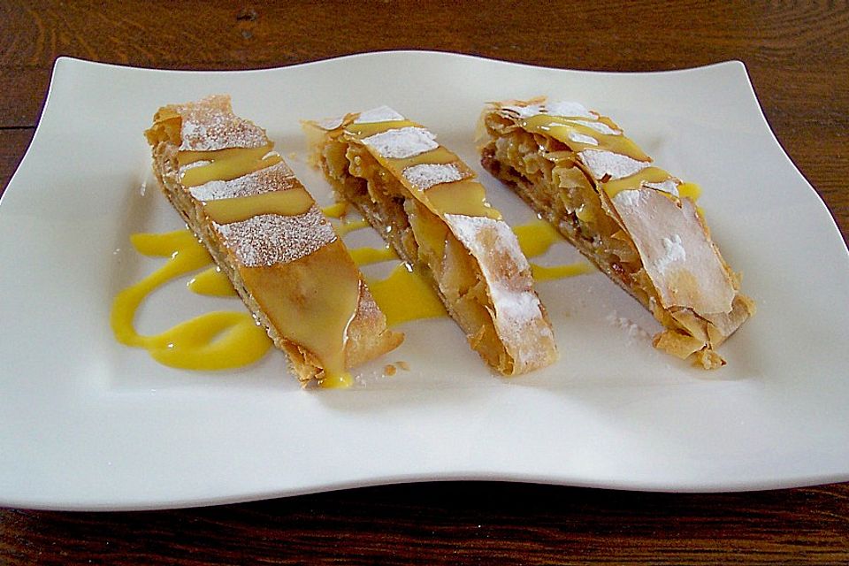 Warmer Apfelstrudel mit Vanillesauce