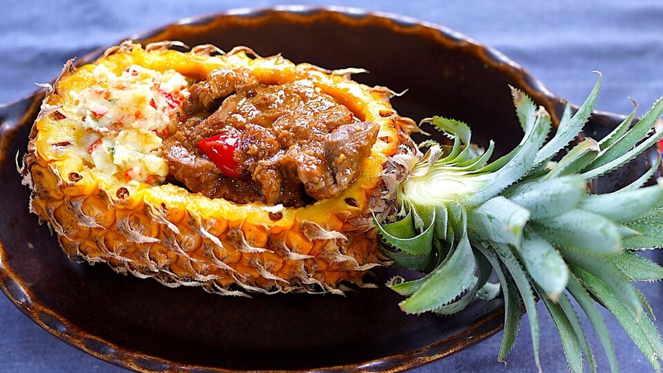 Rindfleisch-Rendang mit buntem Kartoffelpüree, serviert in Ananas von ...