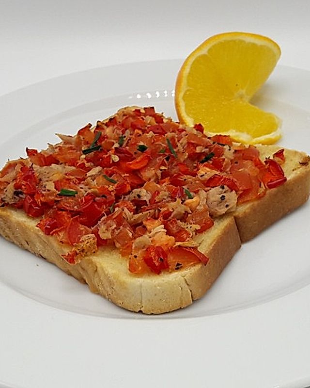Toast mit Thunfisch, Tomaten und Paprika