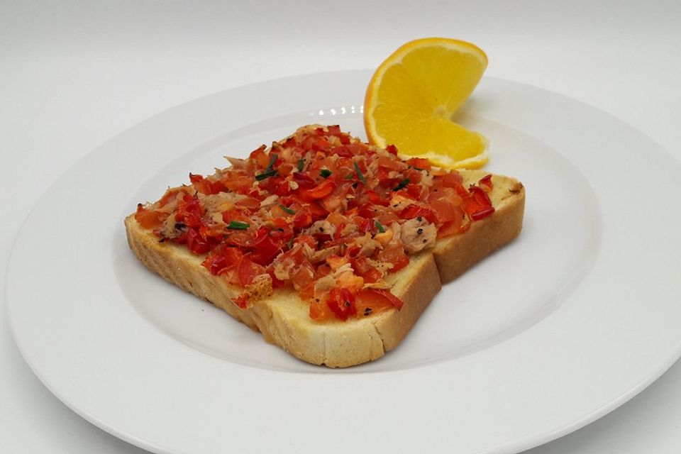 Toast mit Thunfisch, Tomaten und Paprika