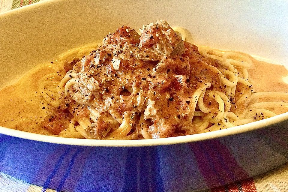 Spaghetti mit Tomaten - Thunfisch - Sahne - Soße