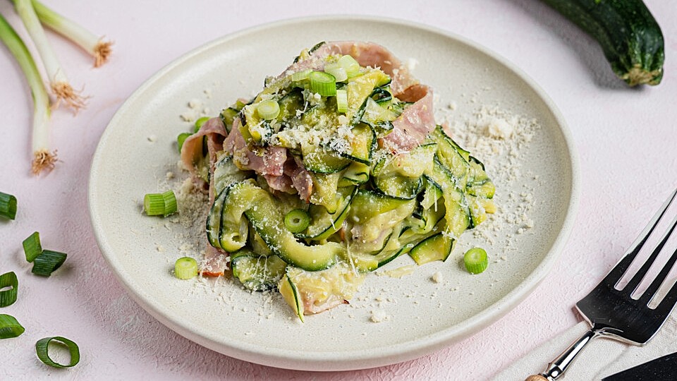 Proteinreiche Low Carb Zucchininudeln in cremiger Sauce von Chefkoch_ChristinaS