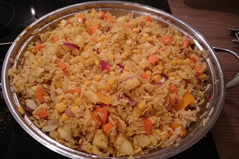 Vegetarischer Gemüse - Curry - Reis aus Wok oder Pfanne