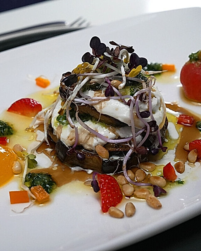 Auberginenpoesie mit Granatapfel | Burrata | Petersilie | Eigelb von Das perfekte Dinner