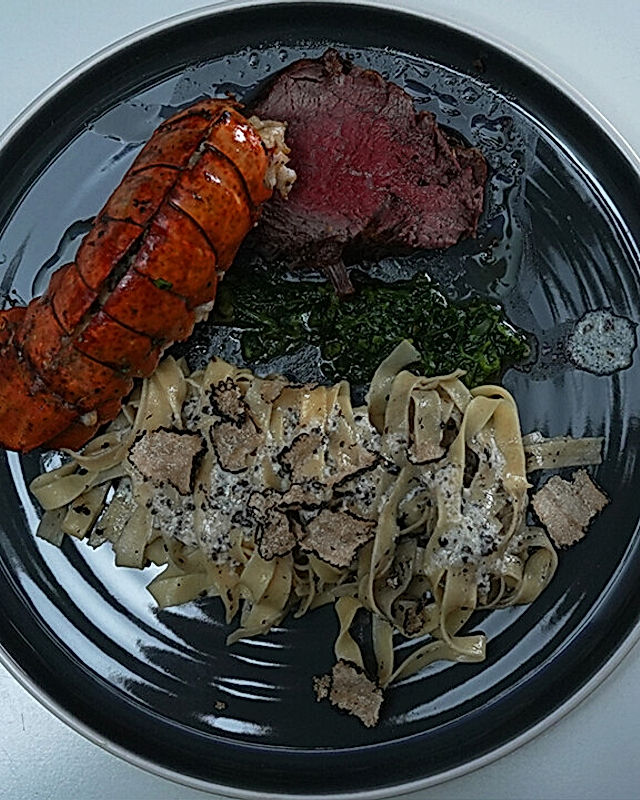 Surf & Turf auf goldener Pasta von Das perfekte Dinner
