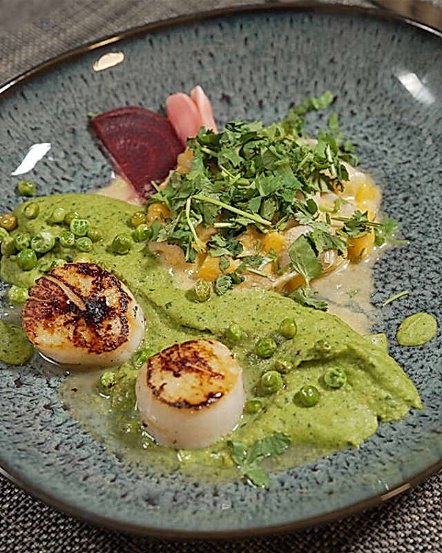 Die Muschel² - Erbse | Mango | Rote Zwiebel | Kokos | Koriander | Jakobsmuscheln von Das perfekte Dinner