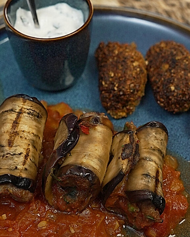 Gefüllte Auberginenröllchen vom Grill mit Falafel und Joghurtdip von Das perfekte Dinner