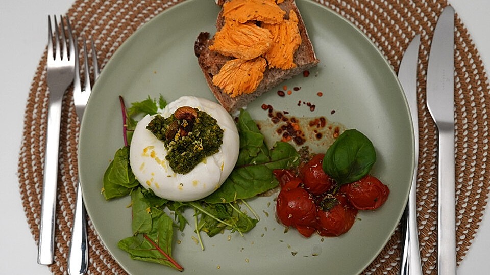 Sognu d‘estata - Cremige Burrata auf gerösteten Tomaten mit frischem Minz-Basilikum-Pistazien-Pesto von DasperfekteDinner