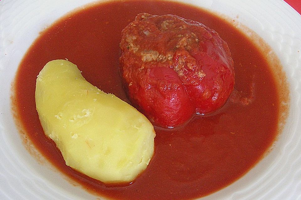 Gefüllte Paprika mit Tomatensoße