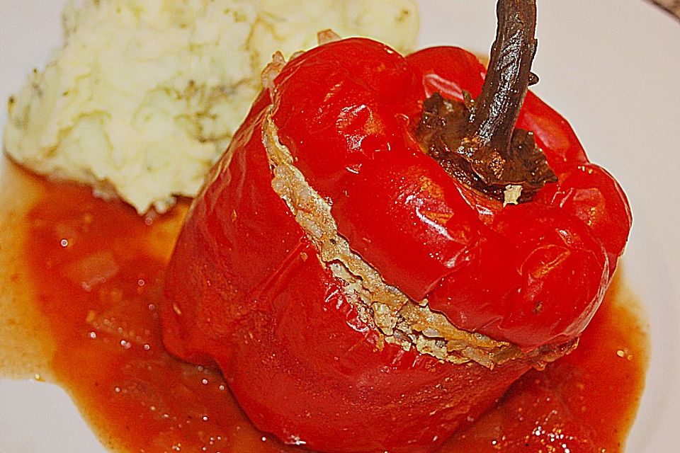 Gefüllte Paprika mit Tomatensoße