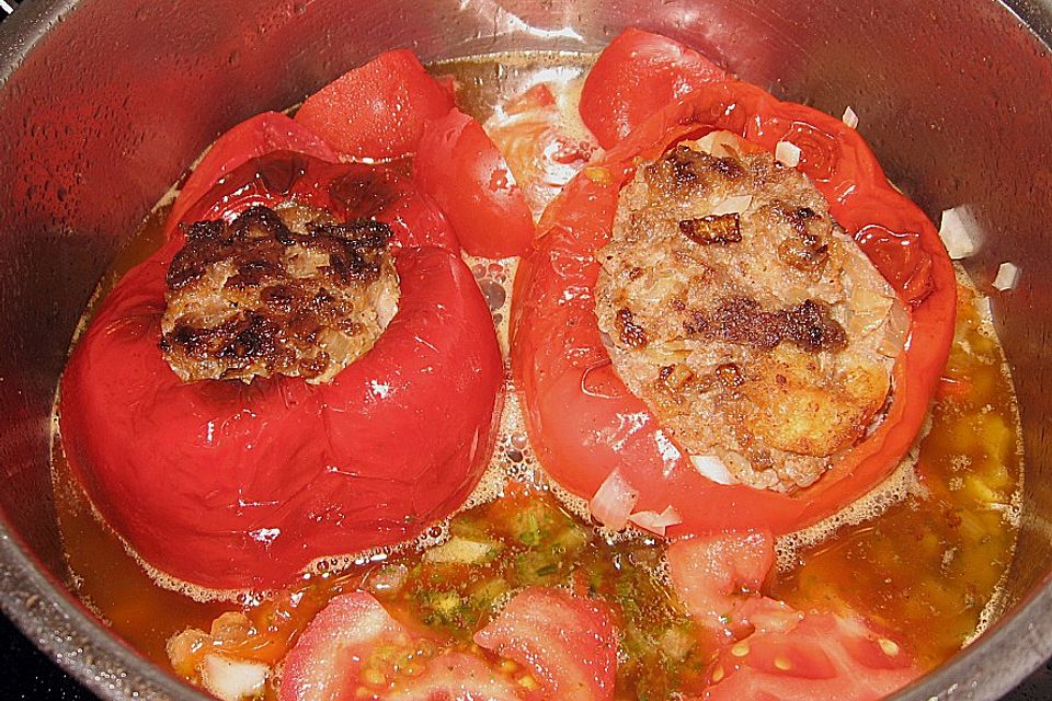 Gefüllte Paprika mit Tomatensoße