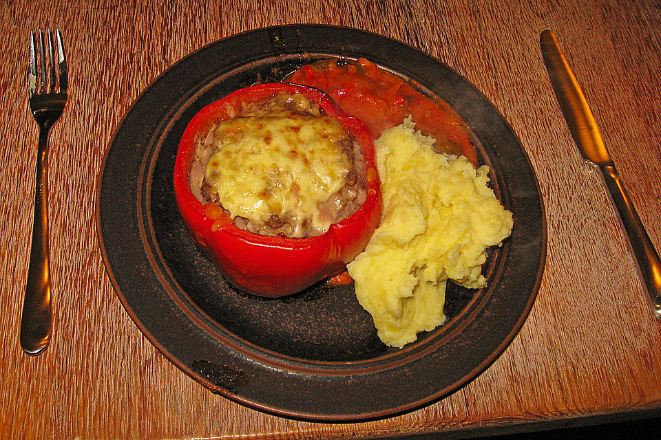 Gefüllte Paprika mit Tomatensoße