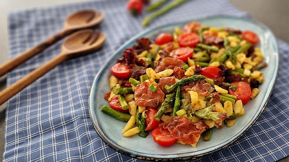 Frischer Knöpfle-Salat mit grünem Spargel und Bacon von Henglein