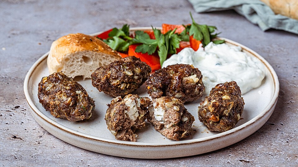 Bifteki-mit-Feta-aus-der-Hei-luftfritteuse