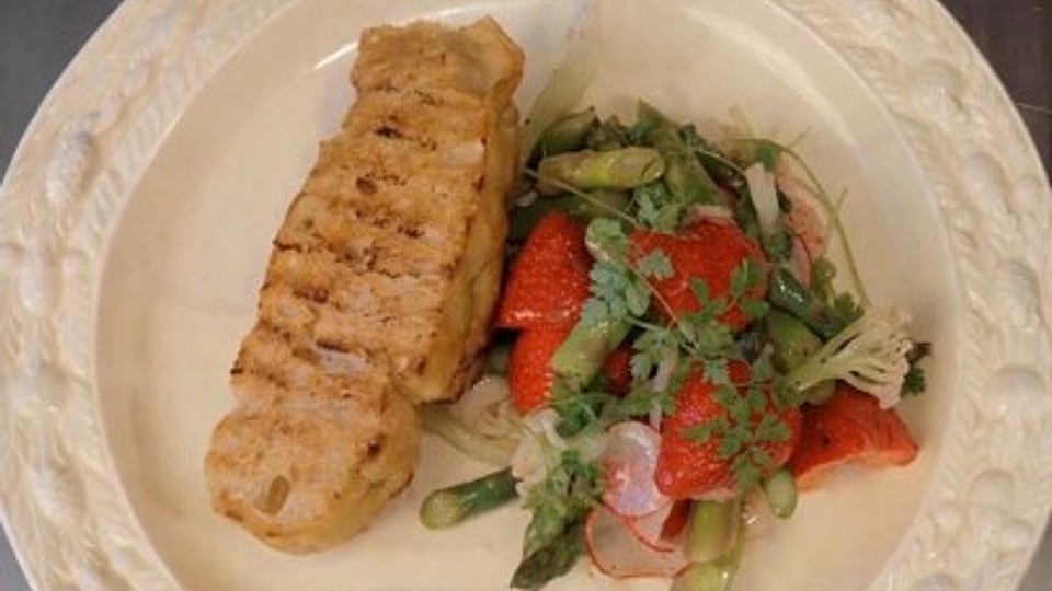 Spargel-Erdbeer-Salat mit Blumenkohl und Focaccia von alexander_joseph_1