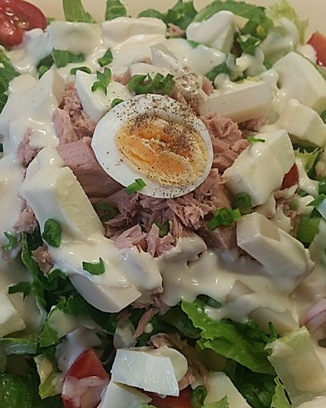Gemischter Salat mit Eiern und Thunfisch