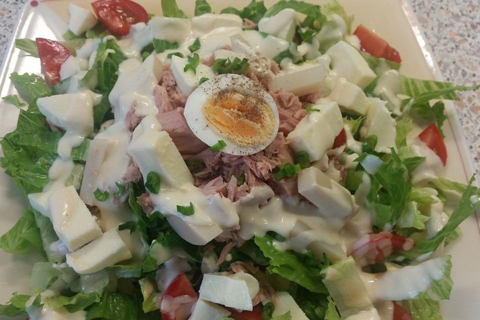 Gemischter Salat mit Eiern und Thunfisch