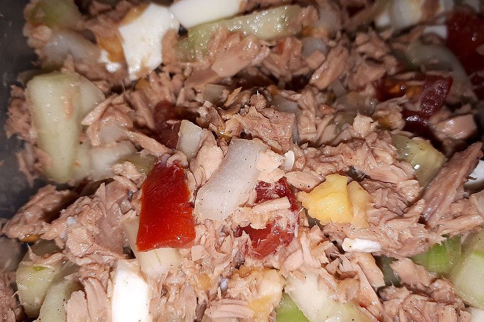 Gemischter Salat mit Eiern und Thunfisch