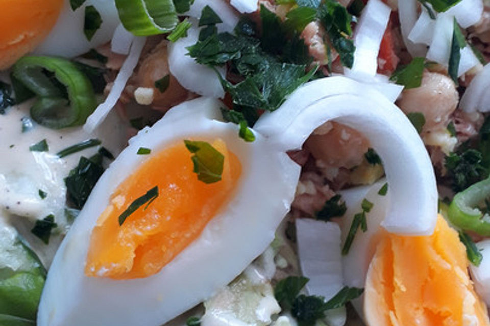 Gemischter Salat mit Eiern und Thunfisch