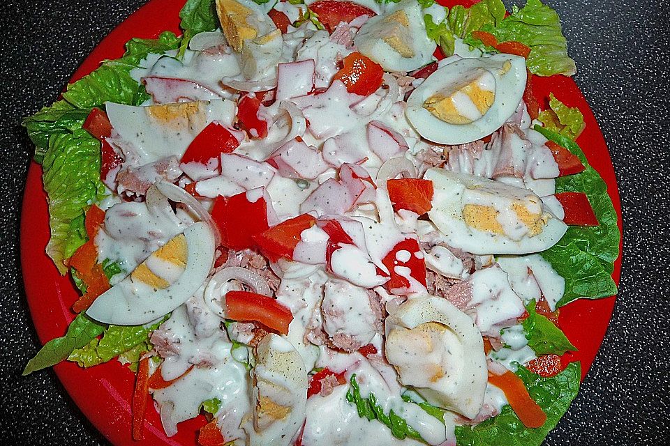 Gemischter Salat mit Eiern und Thunfisch