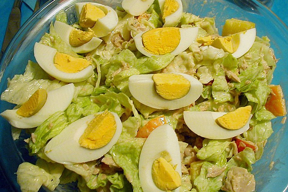 Gemischter Salat mit Eiern und Thunfisch