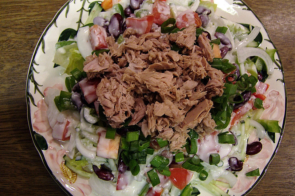 Gemischter Salat mit Eiern und Thunfisch