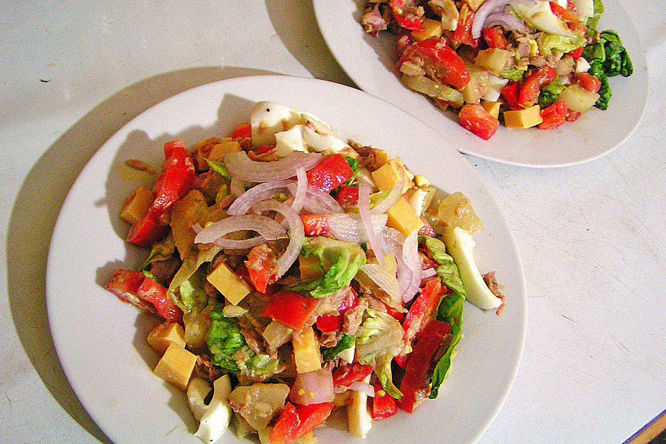 Gemischter Salat mit Eiern und Thunfisch