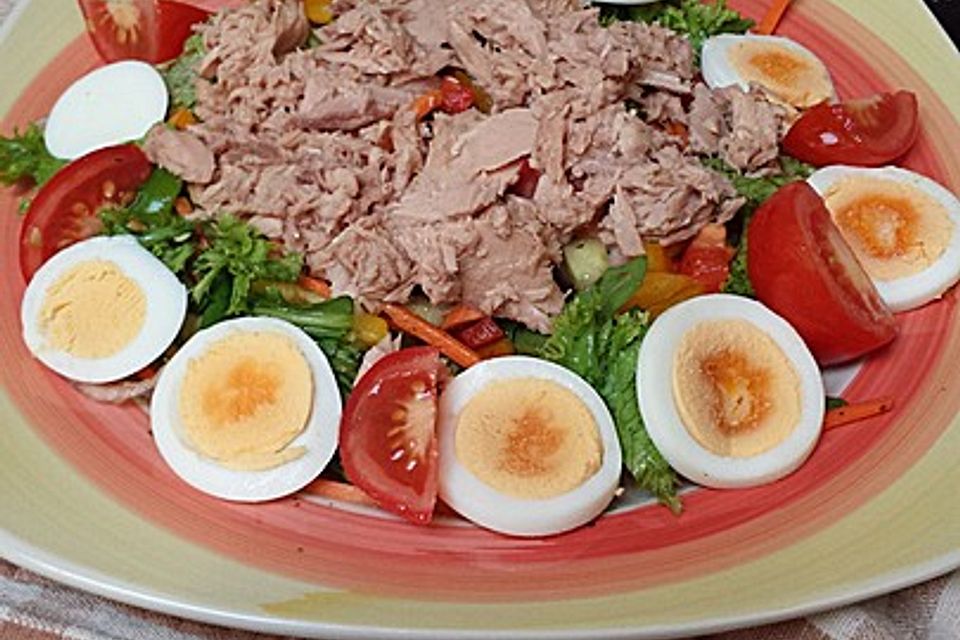 Gemischter Salat mit Eiern und Thunfisch