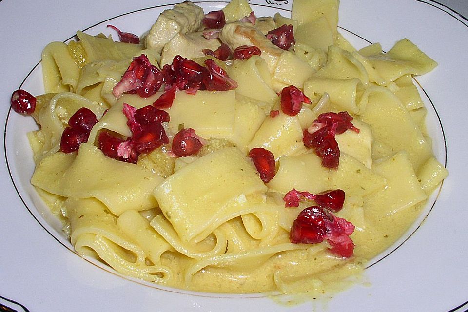 Currypasta mit Pute oder Huhn und Granatapfel