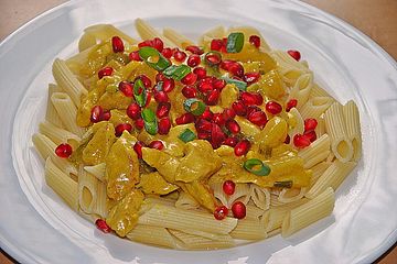 Currypasta mit Pute oder Huhn und Granatapfel