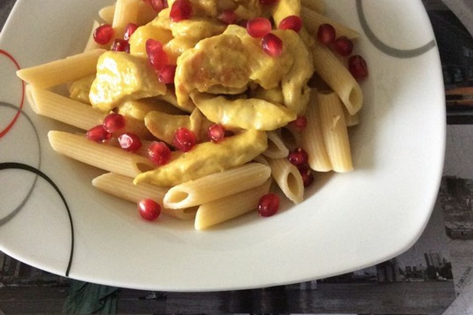 Currypasta mit Pute oder Huhn und Granatapfel