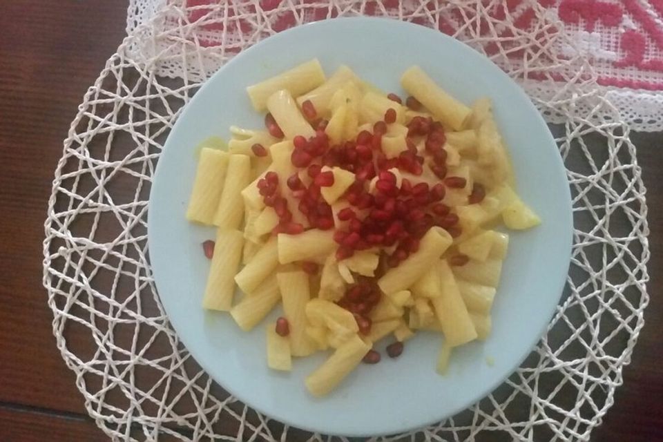 Currypasta mit Pute oder Huhn und Granatapfel