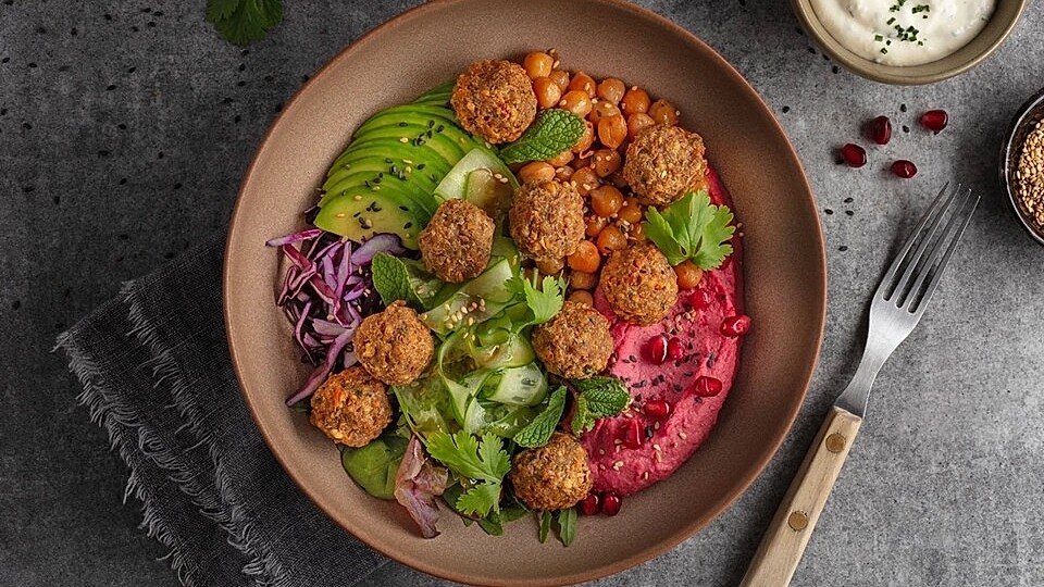 Bunte Bowl mit Airfryer Snack BALLS Falafel von buerger