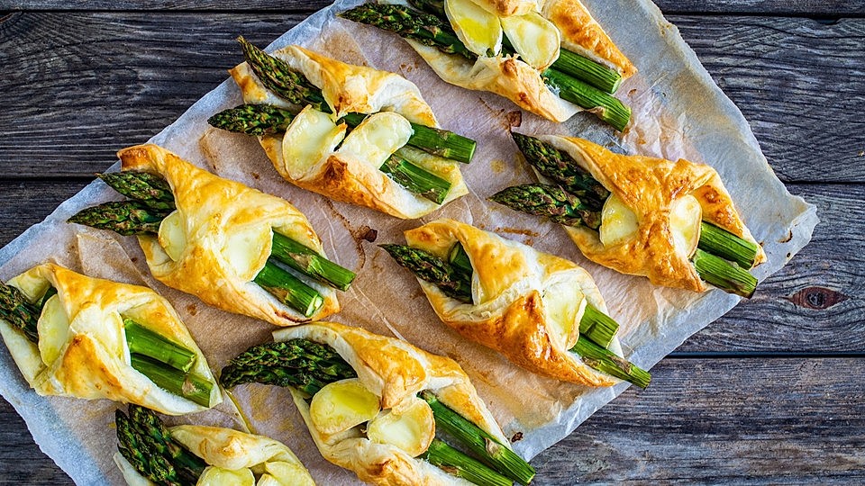 Spargel im Blätterteig mit Camembert von felix_scheel_1
