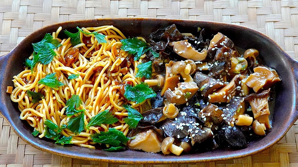 Dan Dan-Nudeln mit Pilzragout von dieter_sedlaczek